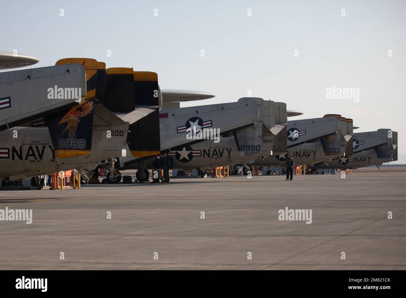 ÉTATS-UNIS Les pilotes de la Marine avec Carrier Air Wing (CVW) 5, retournent à la station aérienne du corps des Marines Iwakuni, Japon, le 9 décembre 2022. Le retour de CVW-5 a marqué l’achèvement de leur plus récent déploiement à bord de l’USS Ronald Reagan (CVN-76), où ils ont projeté la puissance aérienne en faveur d’une Indo-Pacific libre et ouverte. (É.-U. Photo du corps marin par le Cpl. Calah Thompson) Banque D'Images