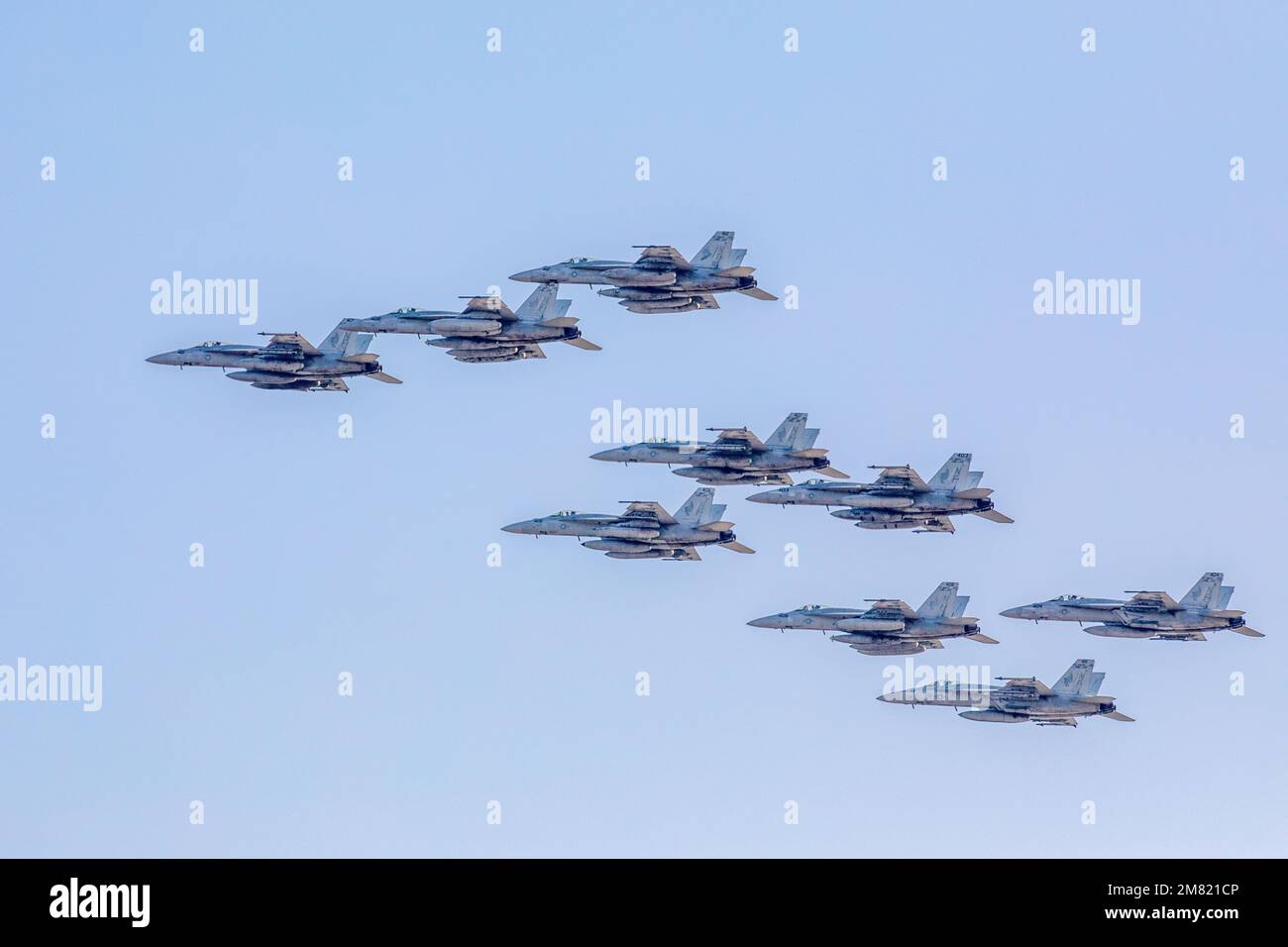 ÉTATS-UNIS Les pilotes de la Marine avec Carrier Air Wing (CVW) 5, retournent à la station aérienne du corps des Marines Iwakuni, Japon, le 9 décembre 2022. Le retour de CVW-5 a marqué l’achèvement de leur plus récent déploiement à bord de l’USS Ronald Reagan (CVN-76), où ils ont projeté la puissance aérienne en faveur d’une Indo-Pacific libre et ouverte. (É.-U. Photo du corps marin par le Cpl. Calah Thompson) Banque D'Images