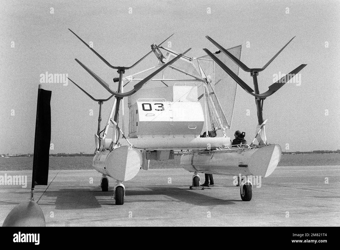 Un traîneau hydroglisseur de contre-mesures de la mine sur la ligne de vol avant une démonstration de déminage par l'escadron 12 des contre-mesures de la mine d'hélicoptères (HM-12). Base: Naval Air Station, Norfolk État: Virginie (va) pays: Etats-Unis d'Amérique (USA) Banque D'Images