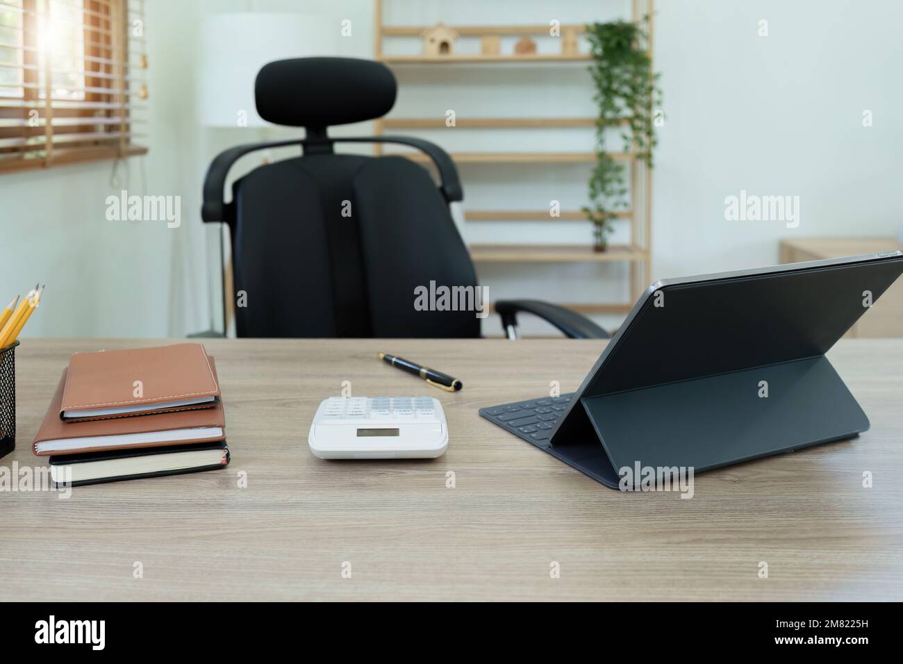 Tablette, ordinateur portable, calculatrice et café sur le bureau Banque D'Images