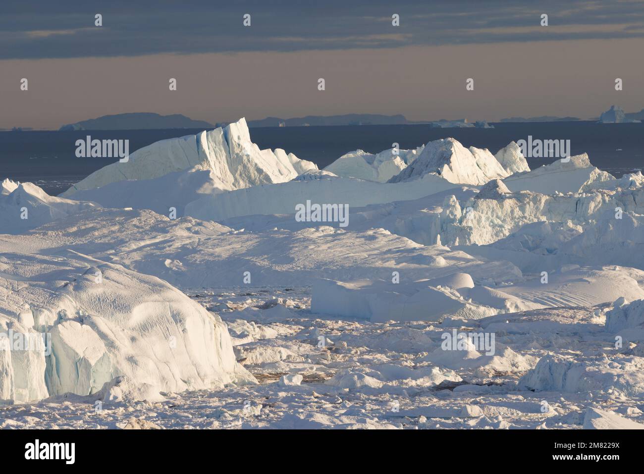 de grandes icebergs flottant sur la mer Banque D'Images