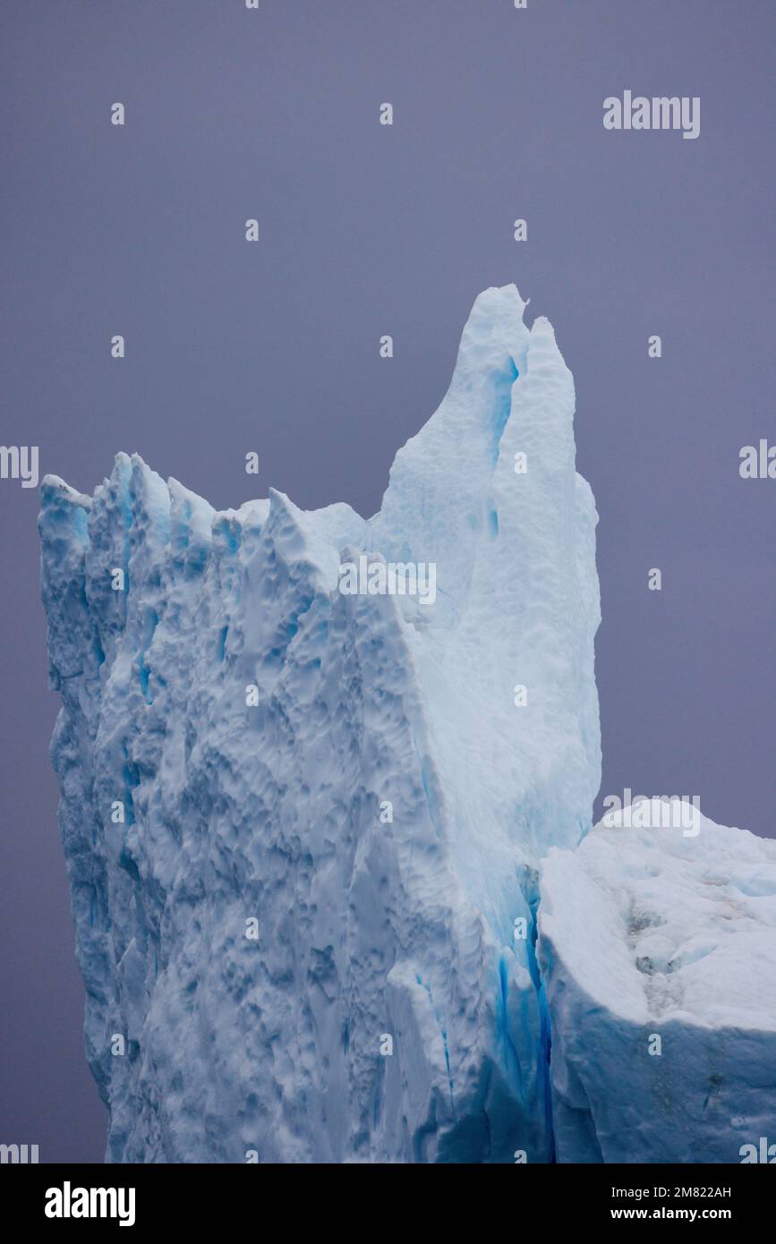 de grandes icebergs flottant sur la mer Banque D'Images