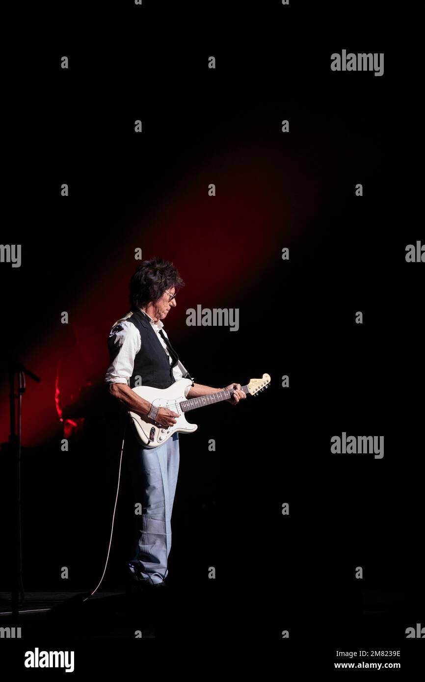 La légende de la guitare Jeff Beck se produit sur scène lors de sa dernière tournée au Meridian Hall, à Toronto, au Canada. Beck est décédé de 11 janvier 2023. Banque D'Images