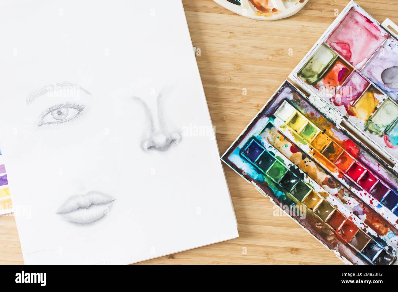 Mise en plan de face sur un bureau avec dessin au crayon Art Materials Banque D'Images