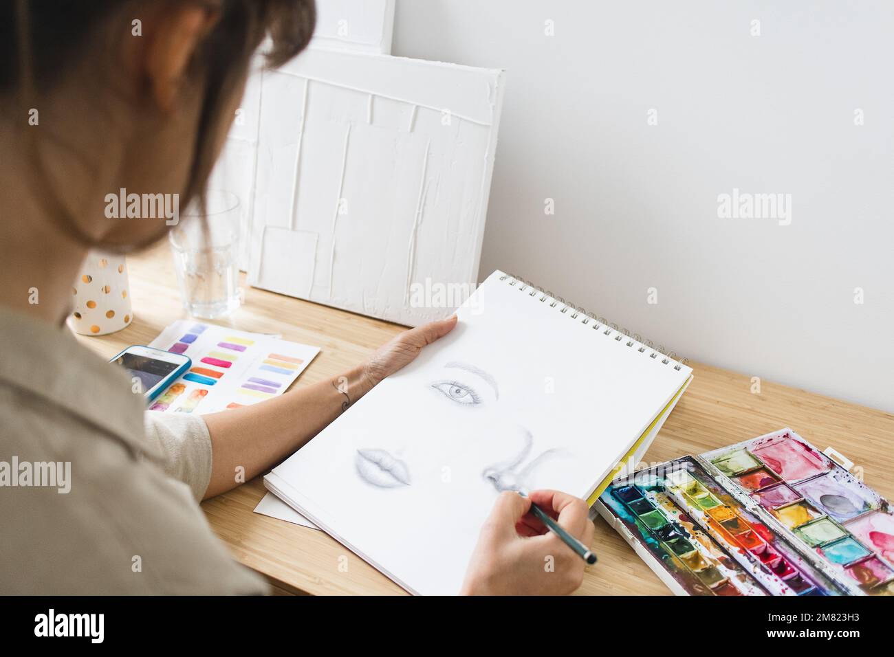 Femme dessin d'un visage avec un crayon Banque D'Images