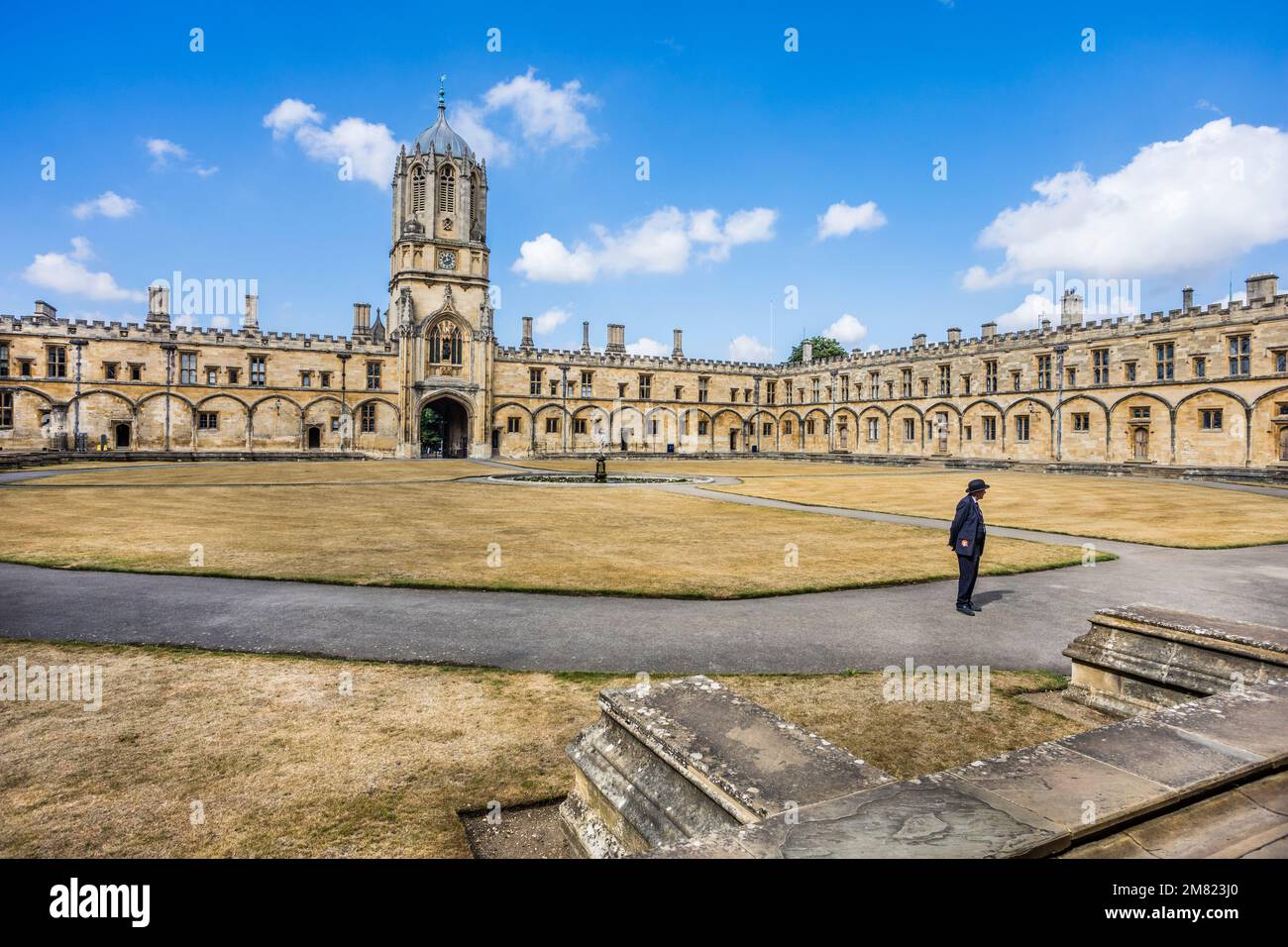Tom Quad ou le Grand Quadrangle de Christ Church College est le plus grand collège quad d'Oxford. Tom Tower est un clocher qui forme l'entrée de Banque D'Images Tom Quad ou le Grand Quadrangle de Christ Church College est le plus grand collège quad d'Oxford. Tom Tower est un clocher qui forme l'entrée de Banque D'Images