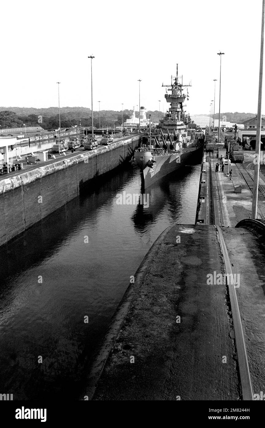 Vue en hauteur de l'arc du navire de guerre USS NEW JERSEY (BB 62) entrant dans la chambre est de niveau inférieur des écluses de Gatun lorsqu'il traverse le canal. Le bateau de croisière ISLAND PRINCESS (arrière-plan) entre dans la chambre ouest en même temps. État: Zone Canal pays: Panama (PAN) Banque D'Images