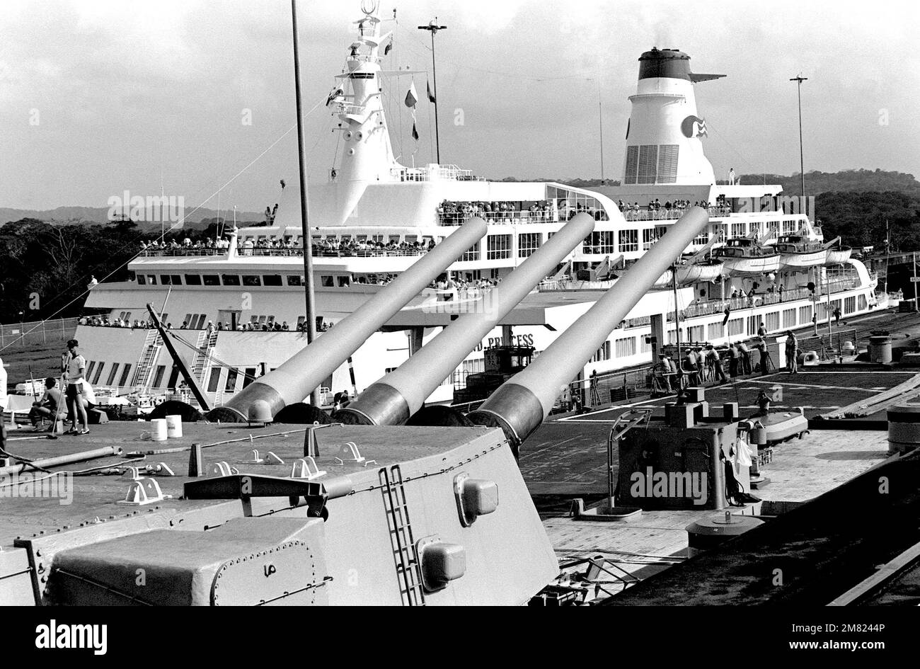Vue sur l'une des tourelles de 16 pouces du cuirassé USS NEW JERSEY (BB 62). Le NEW JERSEY entre dans la chambre est de niveau supérieur des écluses de Gatun. Le bateau de croisière ISLAND PRINCESS (arrière-plan) transite en même temps sur le canal. État: Zone Canal pays: Panama (PAN) Banque D'Images