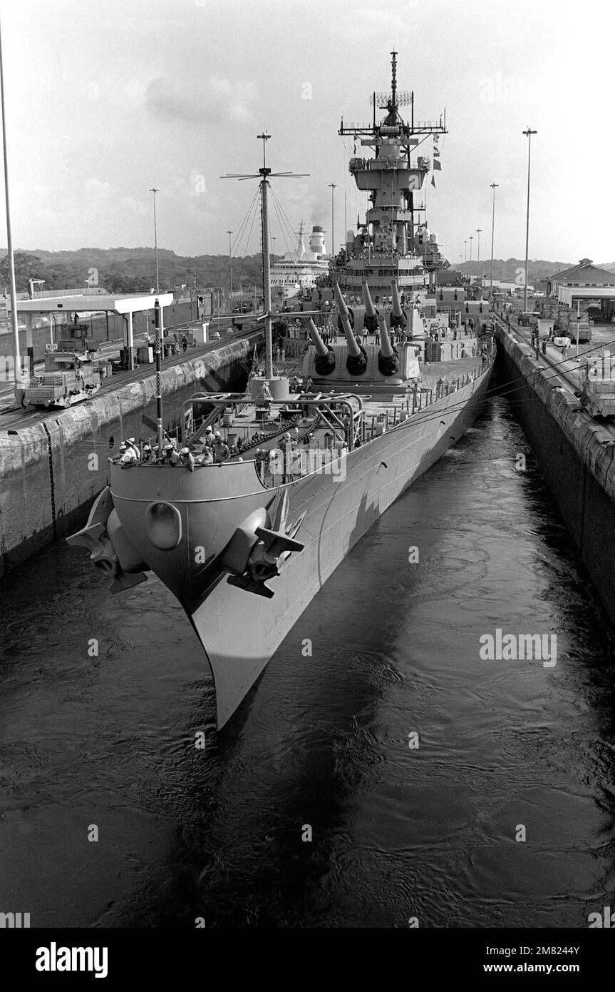 Vue en hauteur de l'arc du cuirassé USS NEW JERSEY (BB 62) entrant dans la chambre est des écluses de Gatun depuis Limon Bay. En arrière-plan, le bateau de croisière ISLAND PRINCESS entre dans la chambre ouest et traversera le canal en même temps. État: Zone Canal pays: Panama (PAN) Banque D'Images
