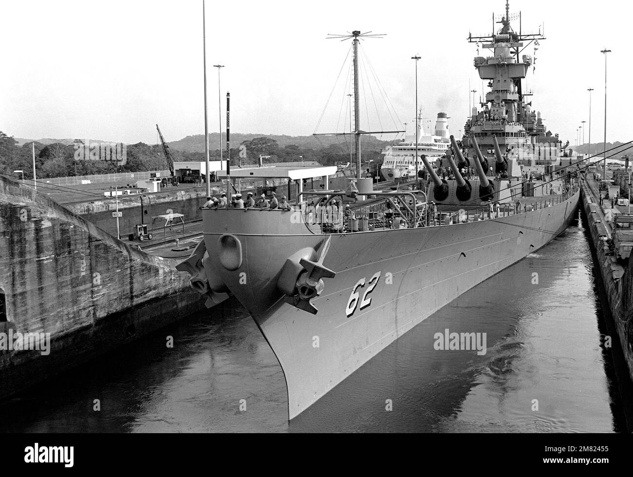 Vue de l'arc du navire de guerre USS NEW JERSEY (BB 62) dans la chambre est de niveau inférieur des écluses de Gatun. Le bateau de croisière ISLAND PRINCESS (arrière-plan) est enfermé dans la chambre ouest et traverse le canal en même temps. État: Zone Canal pays: Panama (PAN) Banque D'Images