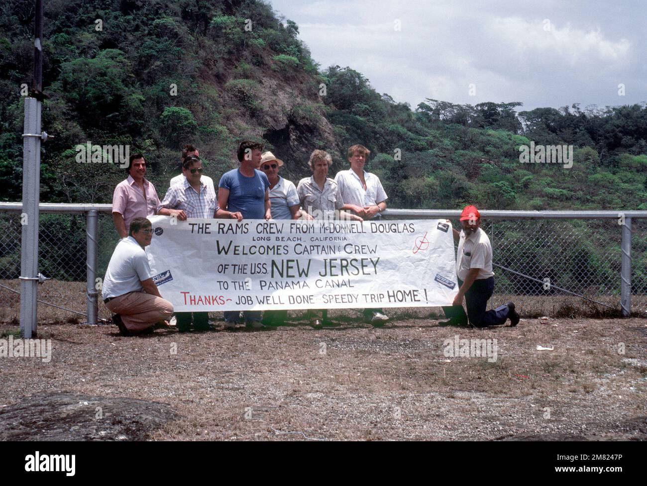 À la colline de l'entrepreneur (sur la rive ouest du canal surplombant Gaillard Cut), les employés de McDonnell Douglas présentent un panneau de bienvenue pour le navire de guerre USS NEW JERSEY (BB-62). Ils sont au Panama pour réparer un avion DC-10. Base: Canal de Panama pays: Panama (PAN) Banque D'Images