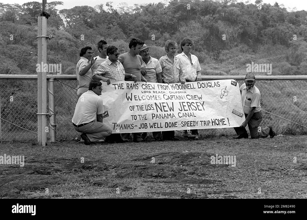 À la colline de l'entrepreneur (sur la rive ouest du canal surplombant Gaillard Cut), les employés de McDonnell Douglas présentent un panneau de bienvenue pour le navire de guerre USS NEW JERSEY (BB-62). Ils sont au Panama pour réparer un avion DC-10. Base: Canal de Panama pays: Panama (PAN) Banque D'Images