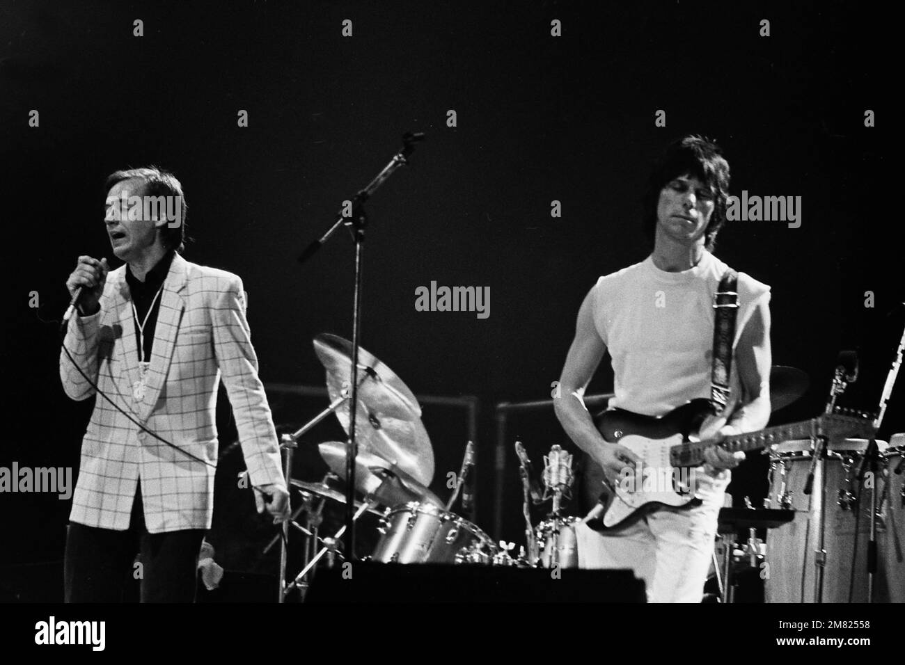 Kenny Jones et Jeff Beck en concert lors de la tournée DES ARMES à Los Angeles, en Californie, sur 5 décembre 1983. Crédit : Kevin Estrada/MediaPunch Banque D'Images