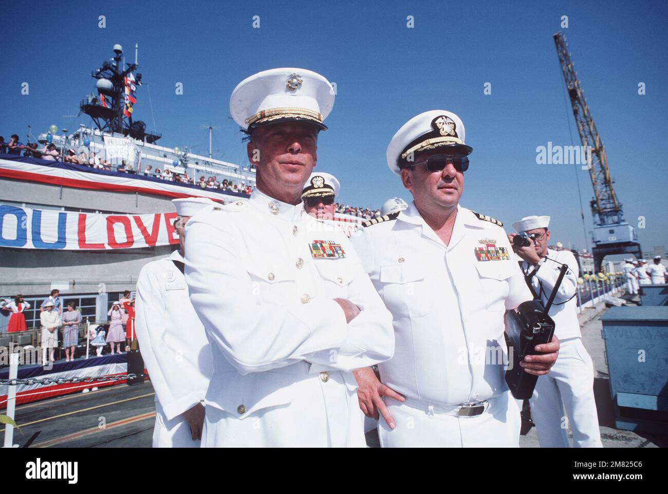 Le Brigadier général Robert Milligan, du US Marine corps, observe le navire de guerre USS NEW JERSEY (BB 62) qui retourne au port d'attache après 11 mois en mer. Le Brigadier-général Milligan est le frère aîné du capitaine Richard D. Milligan, commandant du New Jersey. Base: Naval Air Station, long Beach État: Californie (CA) pays: Etats-Unis d'Amérique (USA) Banque D'Images