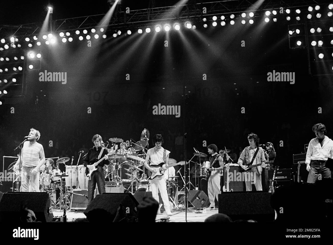 Jimmy page, Eric Clapton, Stevie Linwood, Andy Fair-weather Low, Bill Wyman, Charlie Watts et Jeff Beck en concert lors de la tournée DES ARMES à Los Angeles, en Californie, sur 5 décembre 1983. Crédit : Kevin Estrada/MediaPunch Banque D'Images