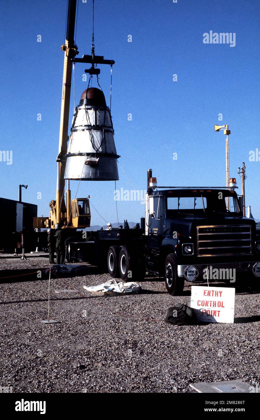 Des membres de l'escadron de maintenance des missiles 390th guident un missile Titan II lorsqu'il est abaissé sur une remorque après son retrait d'un silo au site no 570-5. Base: Davis-Monthan Air Force base État: Arizona (AZ) pays: Etats-Unis d'Amérique (USA) Banque D'Images