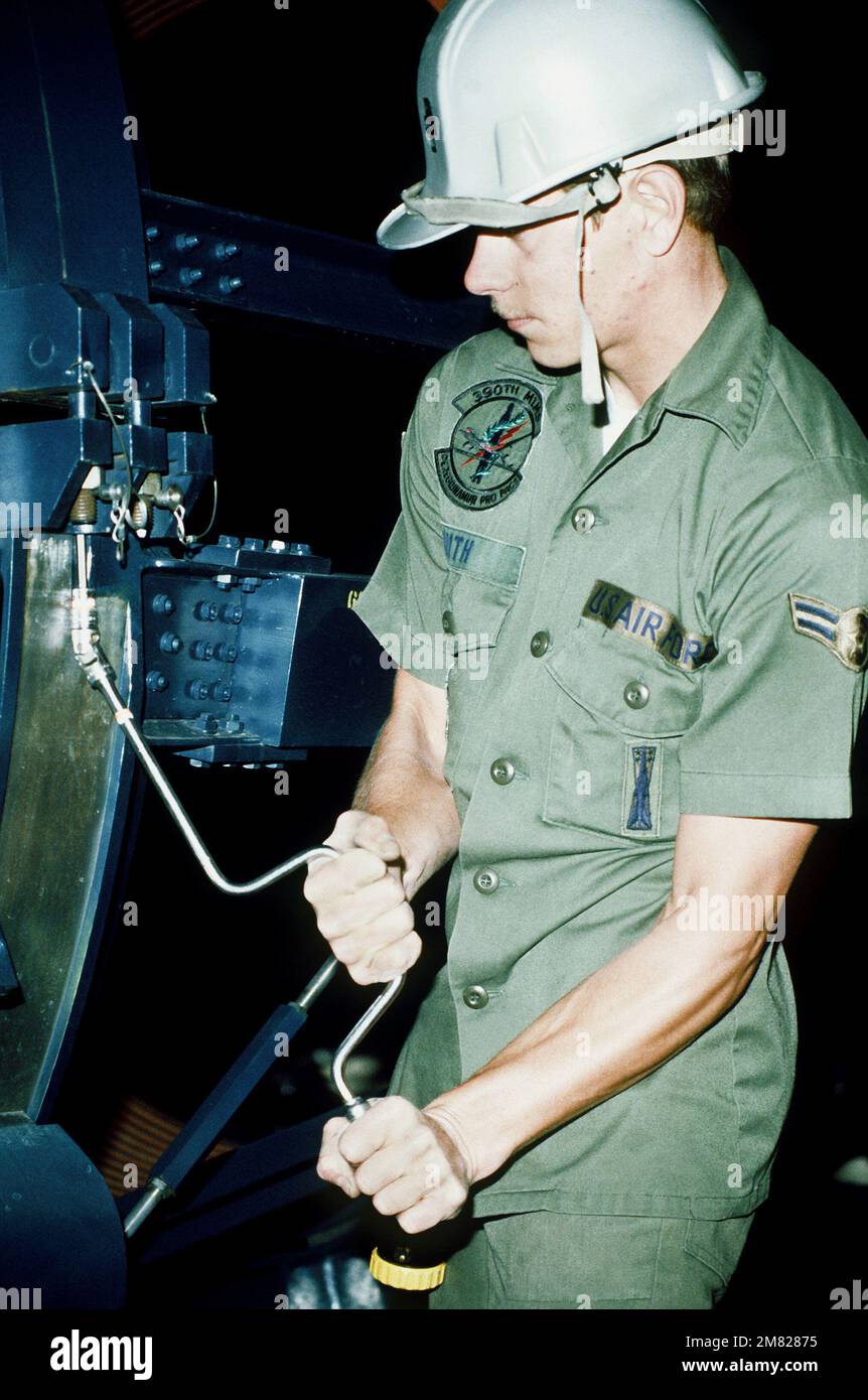 A1c James D. Smith, 390th Escadron de maintenance des missiles, prépare une remorque de véhicule de réentrée lors du retrait d'un véhicule de réentrée Titan II au site no 570-5. Base: Davis-Monthan Air Force base État: Arizona (AZ) pays: Etats-Unis d'Amérique (USA) Banque D'Images