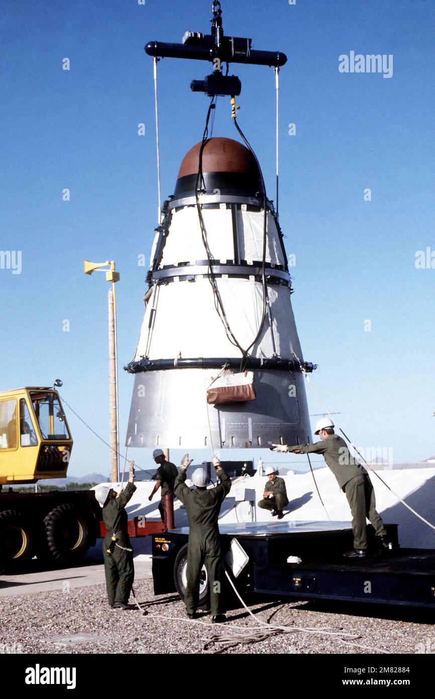 Les membres de l'escadron de maintenance des missiles 390th guident un véhicule de retour Titan II sur un bouclier de radiofréquences après son retrait d'un silo au site no 570-5. Base: Davis-Monthan Air Force base État: Arizona (AZ) pays: Etats-Unis d'Amérique (USA) Banque D'Images