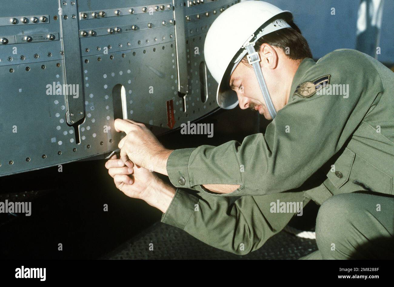 A1c Timothy L. Jolliffe, de l'escadron de maintenance des missiles 390th, installe des boulons pour fixer un écran de radiofréquence sur un véhicule de réentrée Titan II après son retrait d'un silo au site no 570-5. Base: Davis-Monthan Air Force base État: Arizona (AZ) pays: Etats-Unis d'Amérique (USA) Banque D'Images
