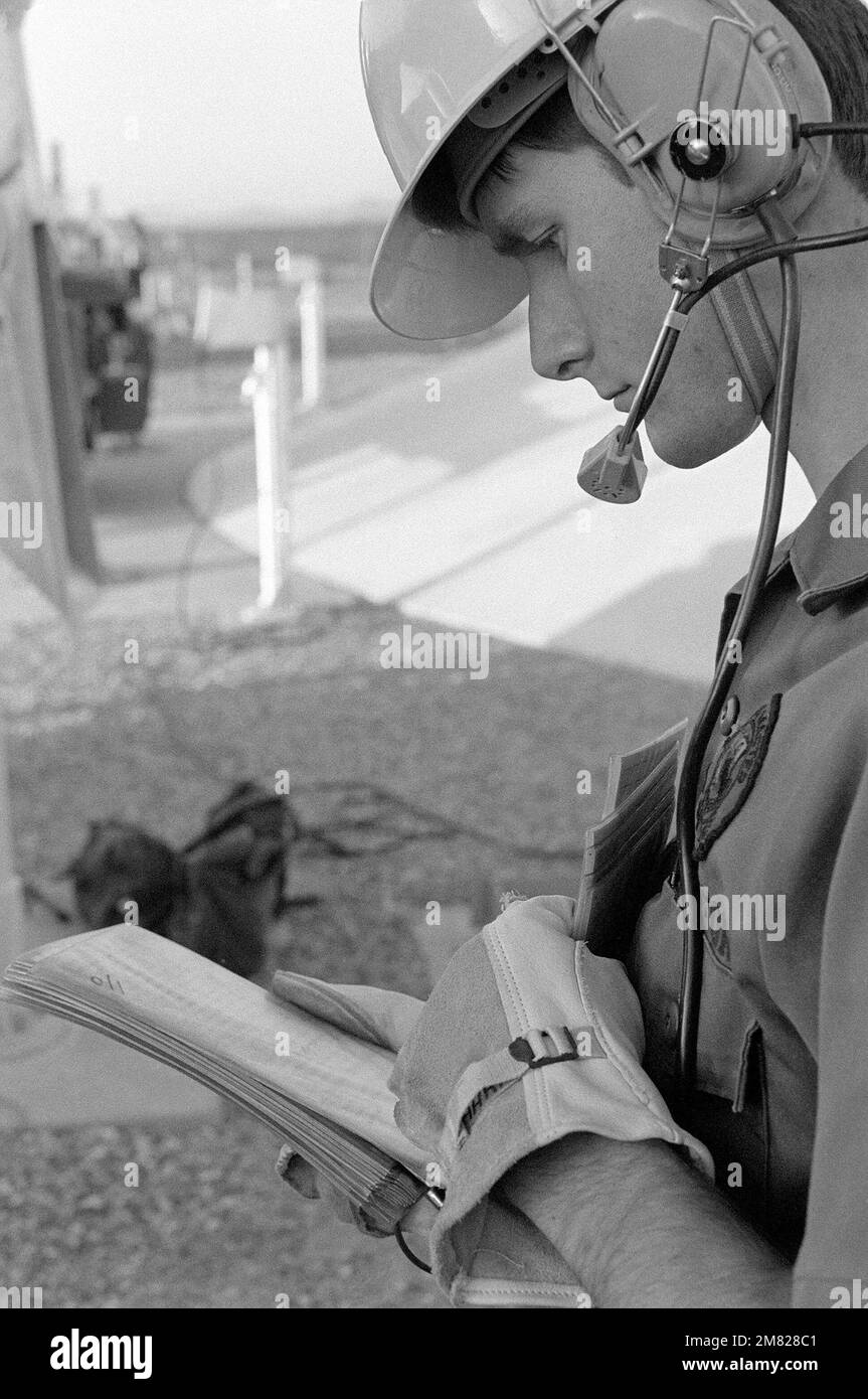 LE sergent D'ÉTAT-MAJOR William F. Sarhage III, 390th Escadron de maintenance des missiles, utilise un casque de communication pour parler aux techniciens d'un silo, lors du retrait d'un véhicule de retour Titan II au site no 570-5. Base: Davis-Monthan Air Force base État: Arizona (AZ) pays: Etats-Unis d'Amérique (USA) Banque D'Images