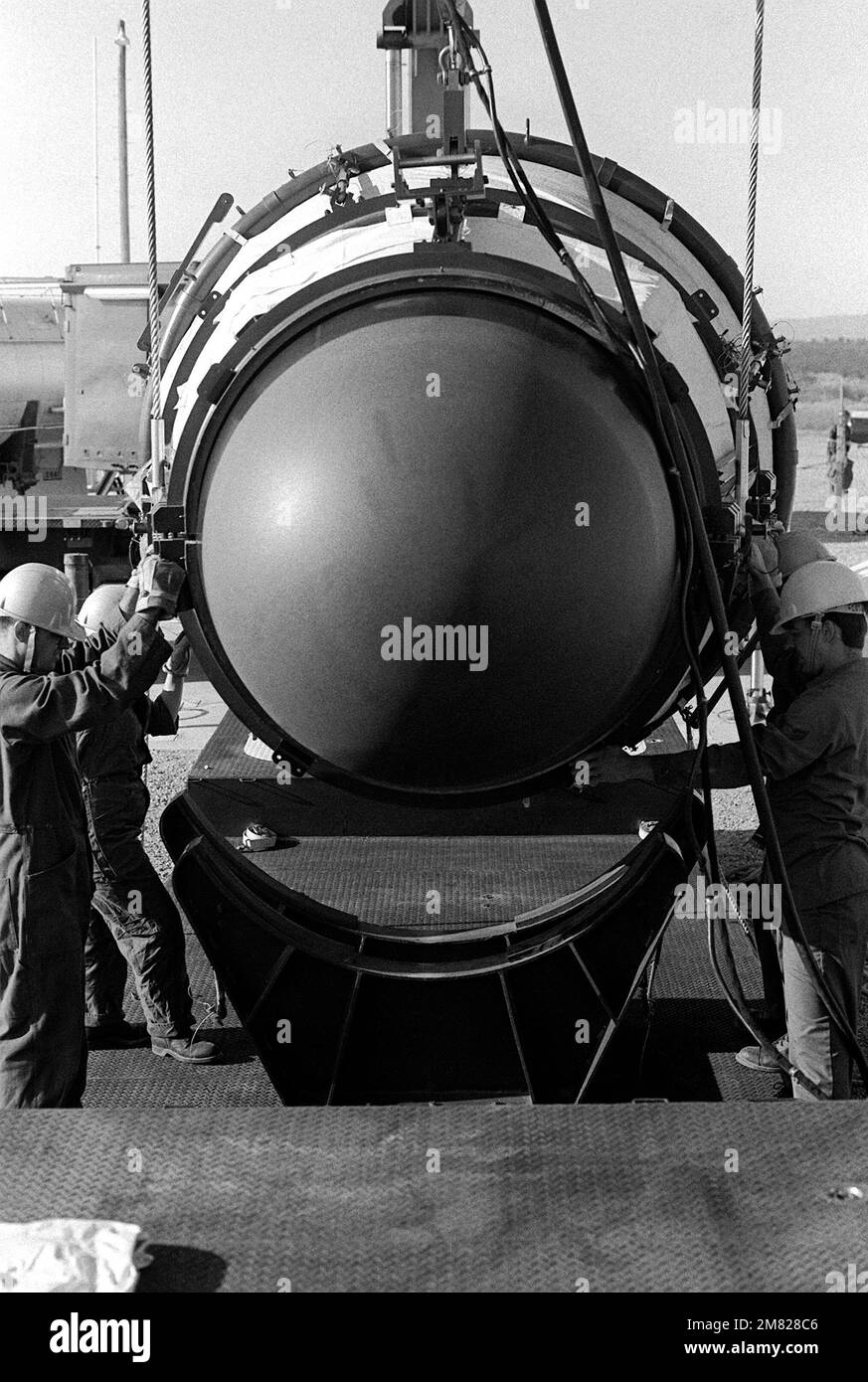 Les membres de l'escadron de maintenance des missiles 390th guident un véhicule de retour Titan II sur une remorque après son retrait d'un silo au site no 570-5. Base: Davis-Monthan Air Force base État: Arizona (AZ) pays: Etats-Unis d'Amérique (USA) Banque D'Images