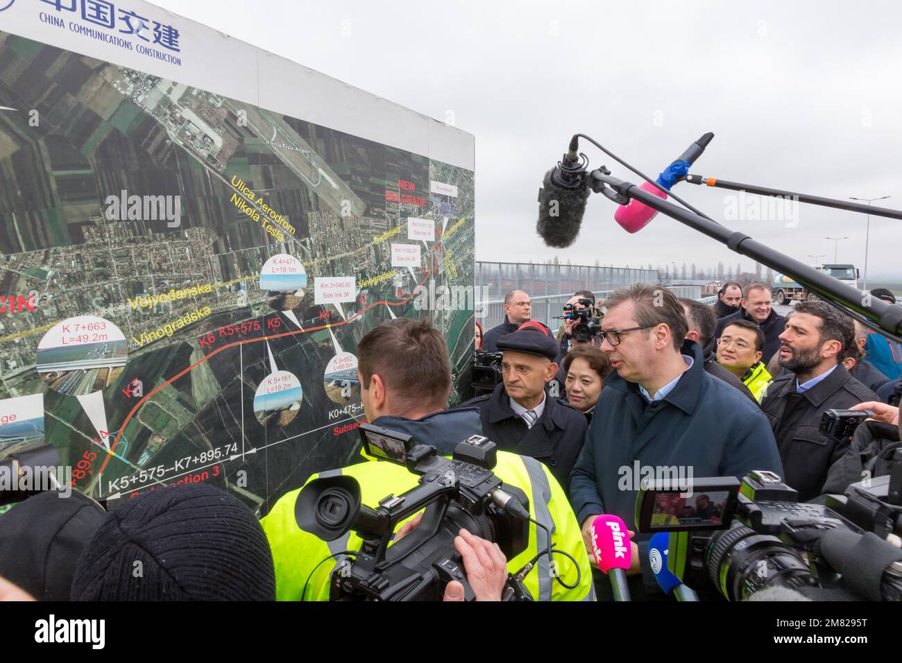 Surcin, Serbie. 11th janvier 2023. Le Président serbe Aleksandar Vucic (R, Front) visite le site de construction d'une section clé de 7,9 kilomètres du contournement de Belgrade construit par la Chine près de Surcin, au sud-ouest de Belgrade, Serbie, le 11 janvier 2023. La section clé de 7,9 kilomètres du contournement de Belgrade construit par la Chine est presque terminée avec une excellente qualité, a déclaré le président serbe Aleksandar Vucic après avoir visité le site de construction à un échangeur près de Surcin mercredi. Credit: Shi Zhongyu/Xinhua/Alay Live News Banque D'Images