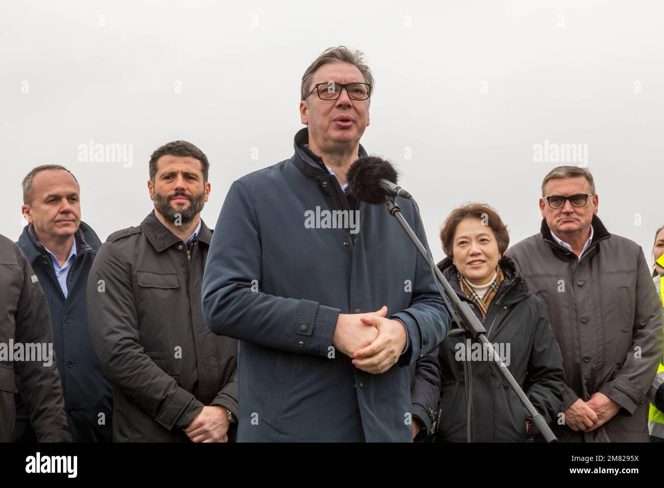 Surcin, Serbie. 11th janvier 2023. Le président serbe Aleksandar Vucic (Front) parle lors de sa visite sur le site de construction d'une section clé de 7,9 kilomètres du contournement de Belgrade construit par la Chine près de Surcin, au sud-ouest de Belgrade, Serbie, le 11 janvier 2023. La section clé de 7,9 kilomètres du contournement de Belgrade construit par la Chine est presque terminée avec une excellente qualité, a déclaré le président serbe Aleksandar Vucic après avoir visité le site de construction à un échangeur près de Surcin mercredi. Credit: Shi Zhongyu/Xinhua/Alay Live News Banque D'Images