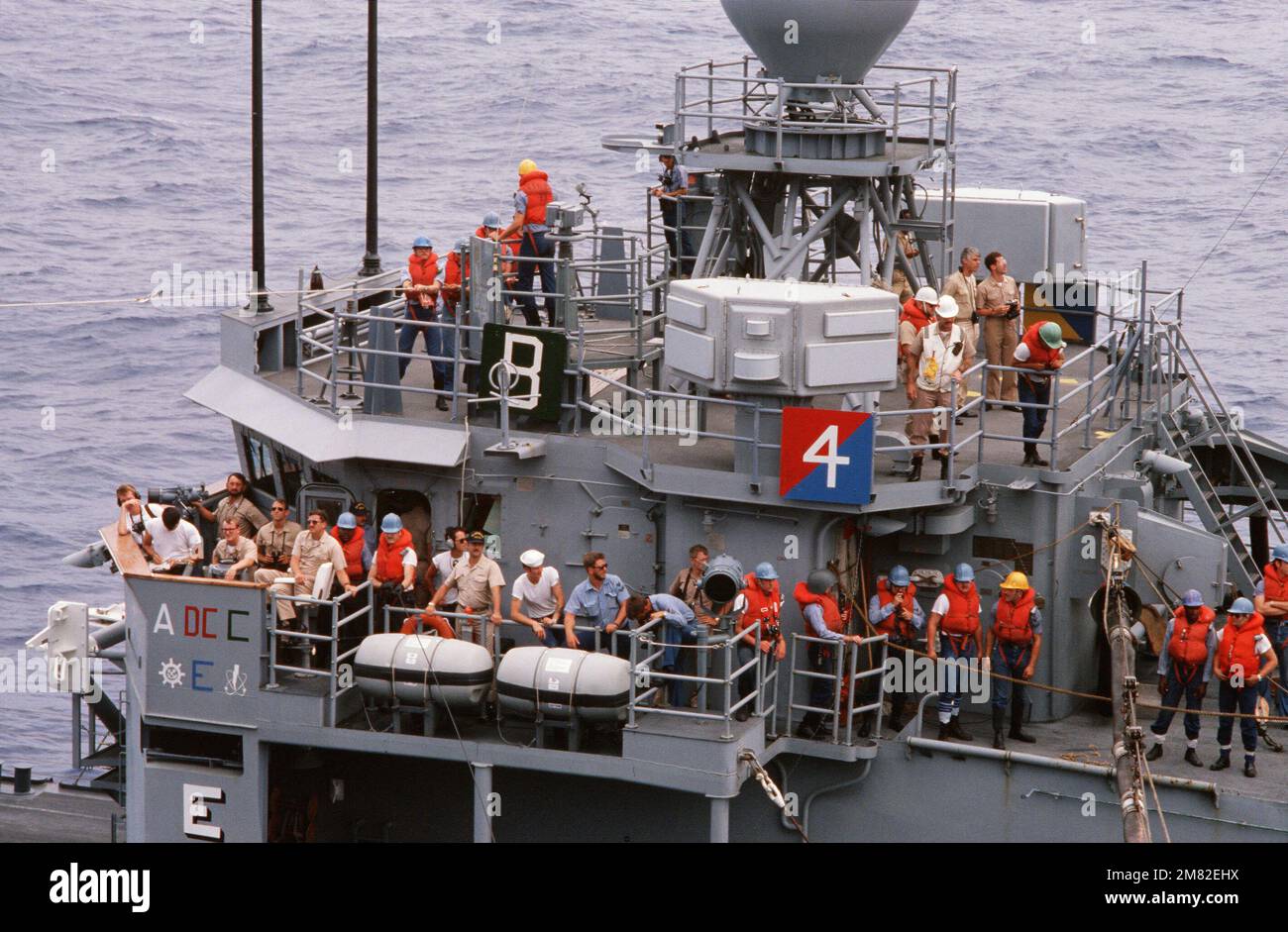 Des membres de l'équipage de la frégate de missile guidé USS JACK WILLIAMS (FFG 24) observent les opérations de réapprovisionnement en cours. Pays: Océan Atlantique (AOC) Banque D'Images