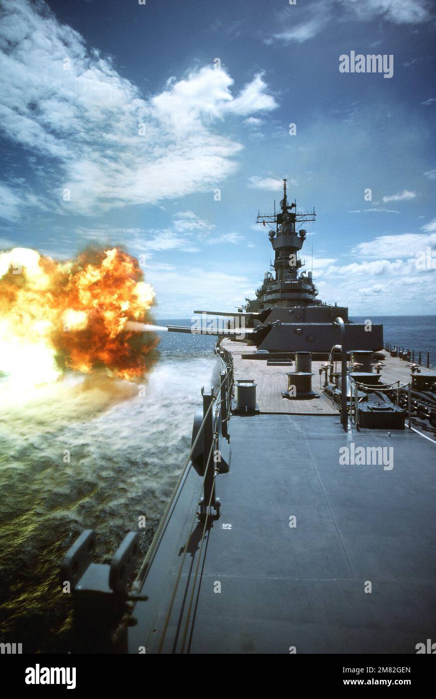 Le 16 pouces 50-cal. Des fusils sont tirés du côté tribord du cuirassé USS IOWA (BB 61) lors d'un exercice ciblé près de l'île Vieques. Pays: Mer des Caraïbes Banque D'Images