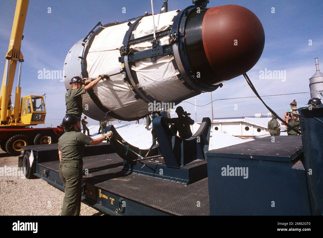Les membres de l'aile stratégique des missiles de 381st guident un véhicule de retour Titan II sur une remorque pour le transport vers la base. C'est le premier missile Titan II à être désactivé chez McConnell. Base : McConnell Air Force base État : Kansas (KS) pays : États-Unis d'Amérique (USA) Banque D'Images