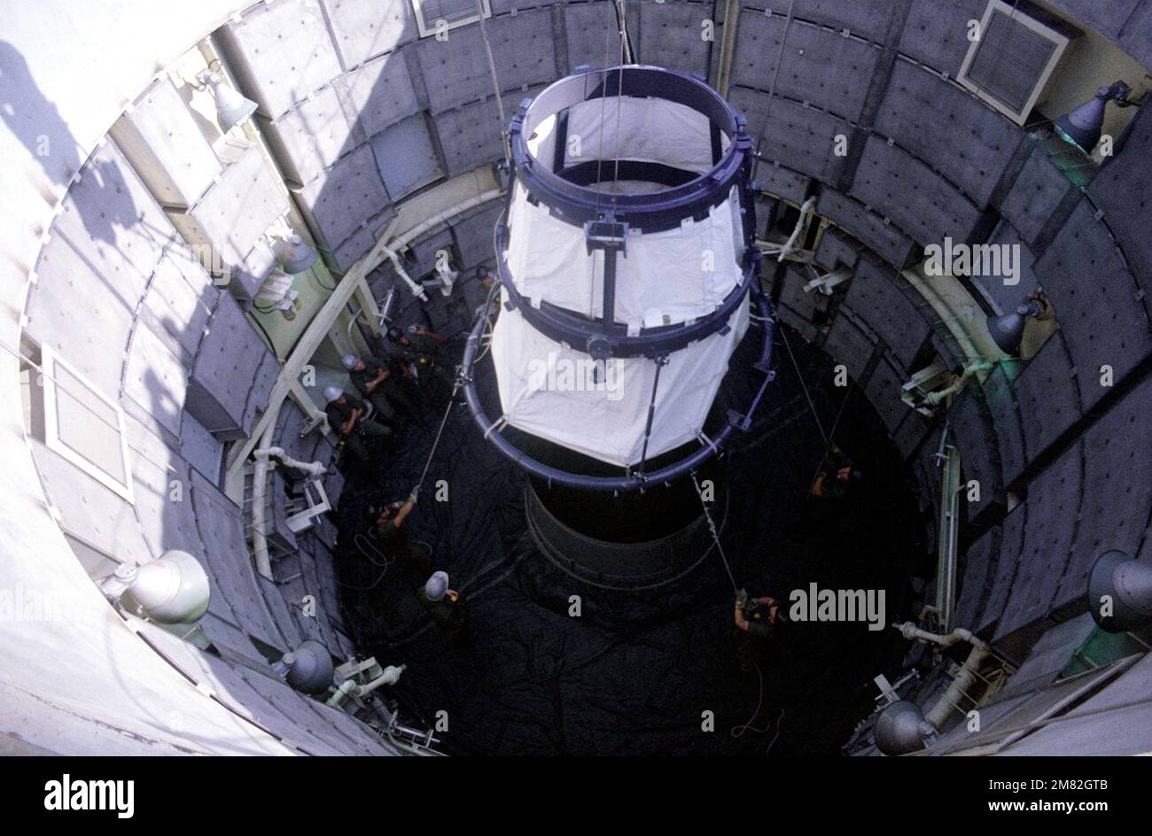 Un collier de véhicule réentré est abaissé dans un silo alors que les membres de l'aile stratégique missile 381st se préparent à la première désactivation d'un missile Titan II à McConnell. Base : McConnell Air Force base État : Kansas (KS) pays : États-Unis d'Amérique (USA) Banque D'Images