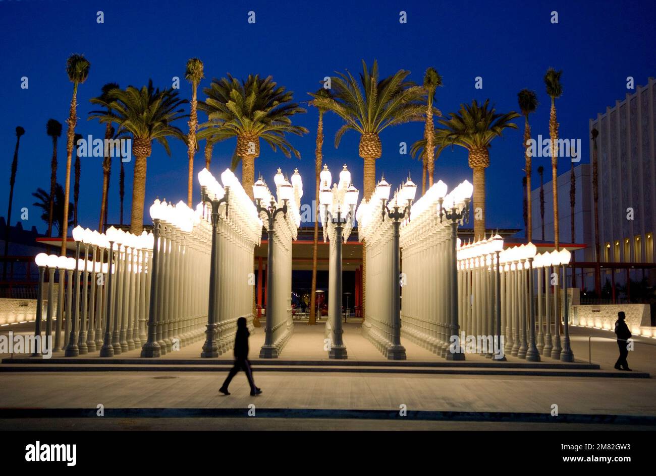 L'artiste Chris Burden installation d'anciens lampadaires de Los Angeles au musée d'art contemporain Borad à LACMA Banque D'Images