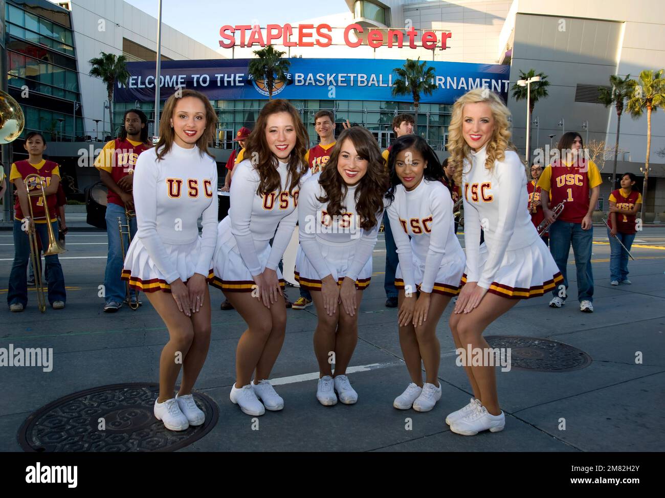 Les cheerleaders de l'USC, l'Université de Californie du Sud, apparaissent lors d'un événement à L.A. Vivez à l'Downtwon Los Angeles, CA, États-Unis Banque D'Images