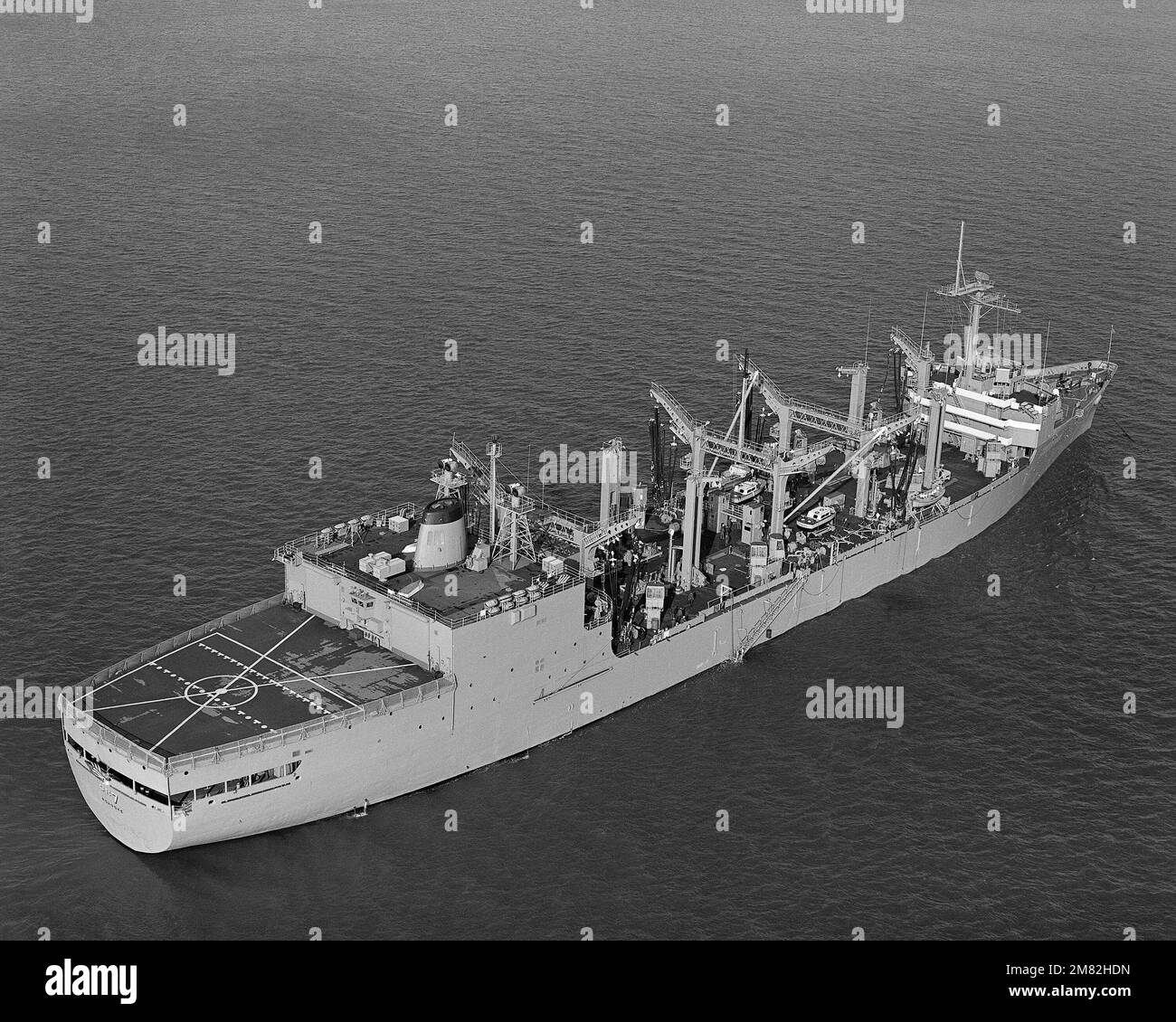 Vue aérienne en tribord du quart de la burette de reconstitution ancrée USS ROANOKE (AOR 7). Pays : inconnu Banque D'Images