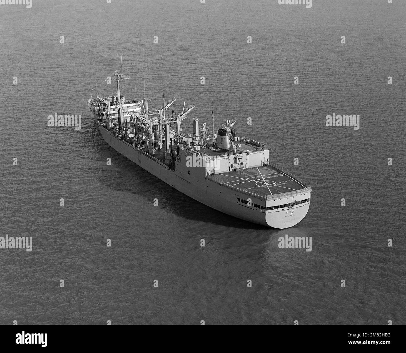 Vue aérienne du quart du port de l'huileur de reconstitution ancré USS ROANOKE (AOR 7). Pays : inconnu Banque D'Images