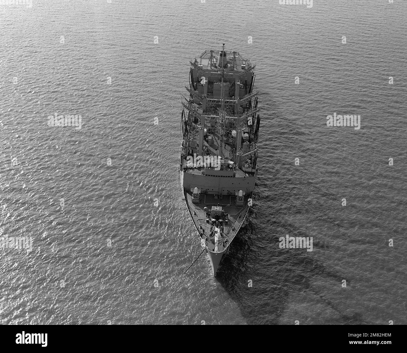 Vue aérienne de l'avant-plan de l'huileur de reconstitution ancré USS ROANOKE (AOR 7). Pays : inconnu Banque D'Images