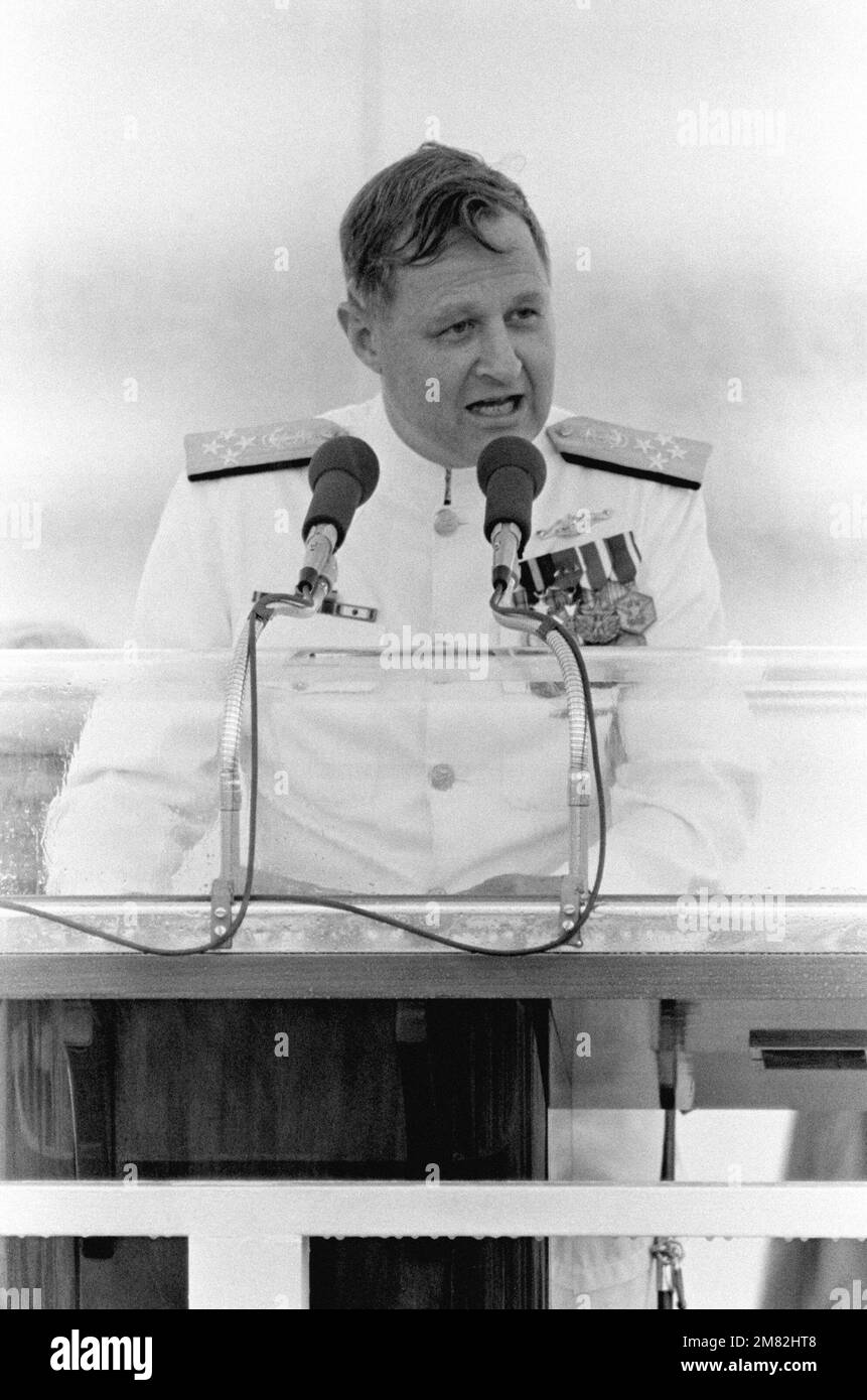 L'amiral Steven A. White, CHEF du matériel naval, s'exprime lors de la cérémonie de mise en service du sous-marin d'attaque nucléaire USS HYMAN G. RICKOVER (SSN 709) à la division General Dynamics Electric Boat. Base : base navale sous-marine, Groton État : Connecticut (CT) pays : États-Unis d'Amérique (USA) Banque D'Images