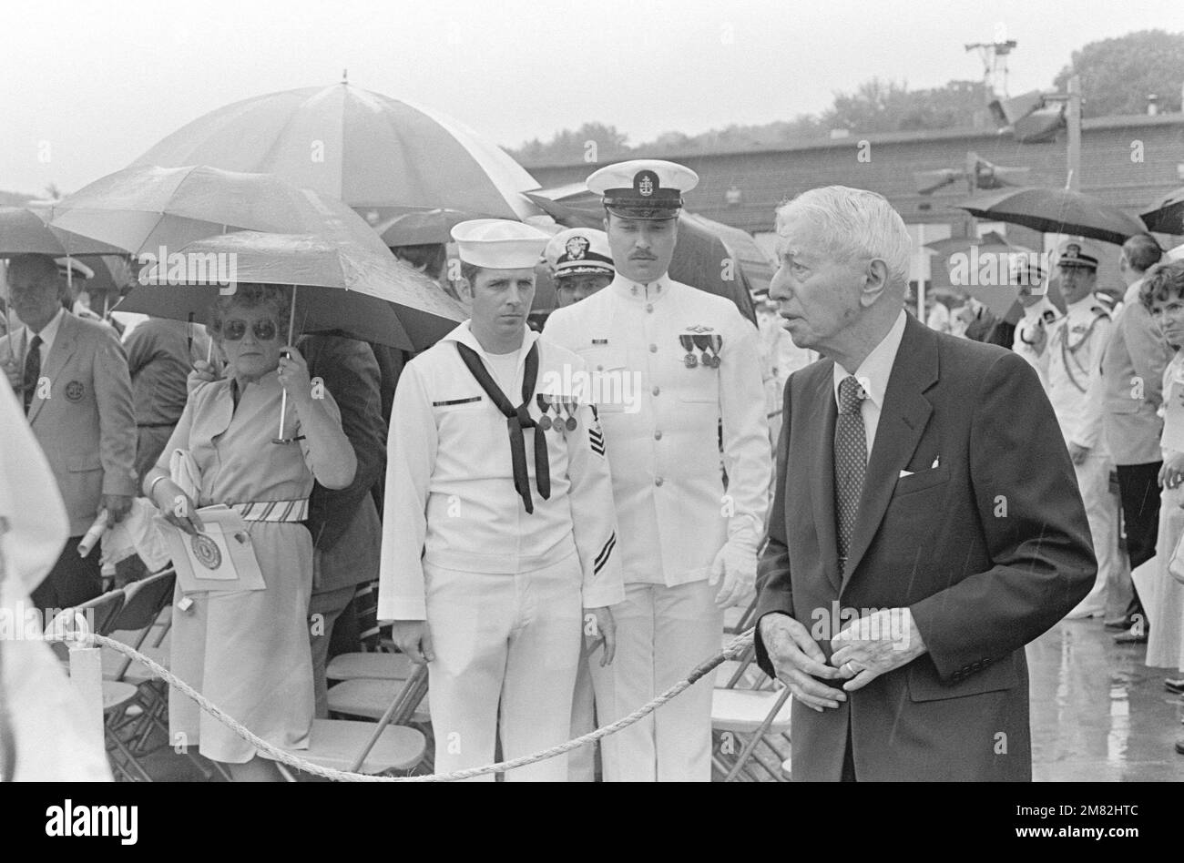 Le vice-amiral à la retraite Hyman G. Rickover arrive pour la mise en service du sous-marin d'attaque à propulsion nucléaire USS HYMAN G. RICKOVER (SSN 709) à la division General Dynamics Electric Boat. Base : base navale sous-marine, Groton État : Connecticut (CT) pays : États-Unis d'Amérique (USA) Banque D'Images