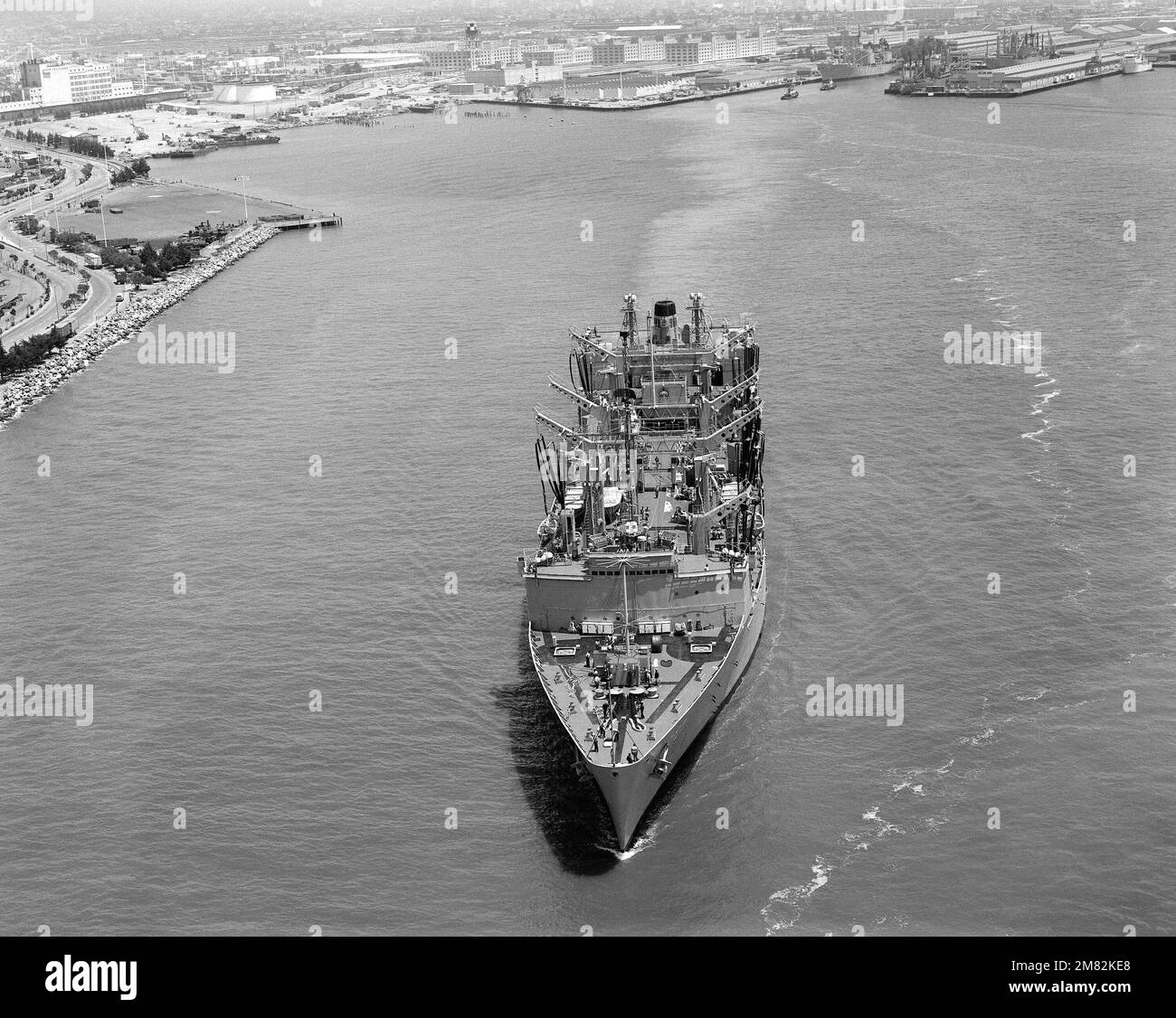 Vue aérienne de l'avant-plan du lubrificateur USS KANSAS CITY (AOR 3) de la classe Wichita en cours. Pays : inconnu Banque D'Images