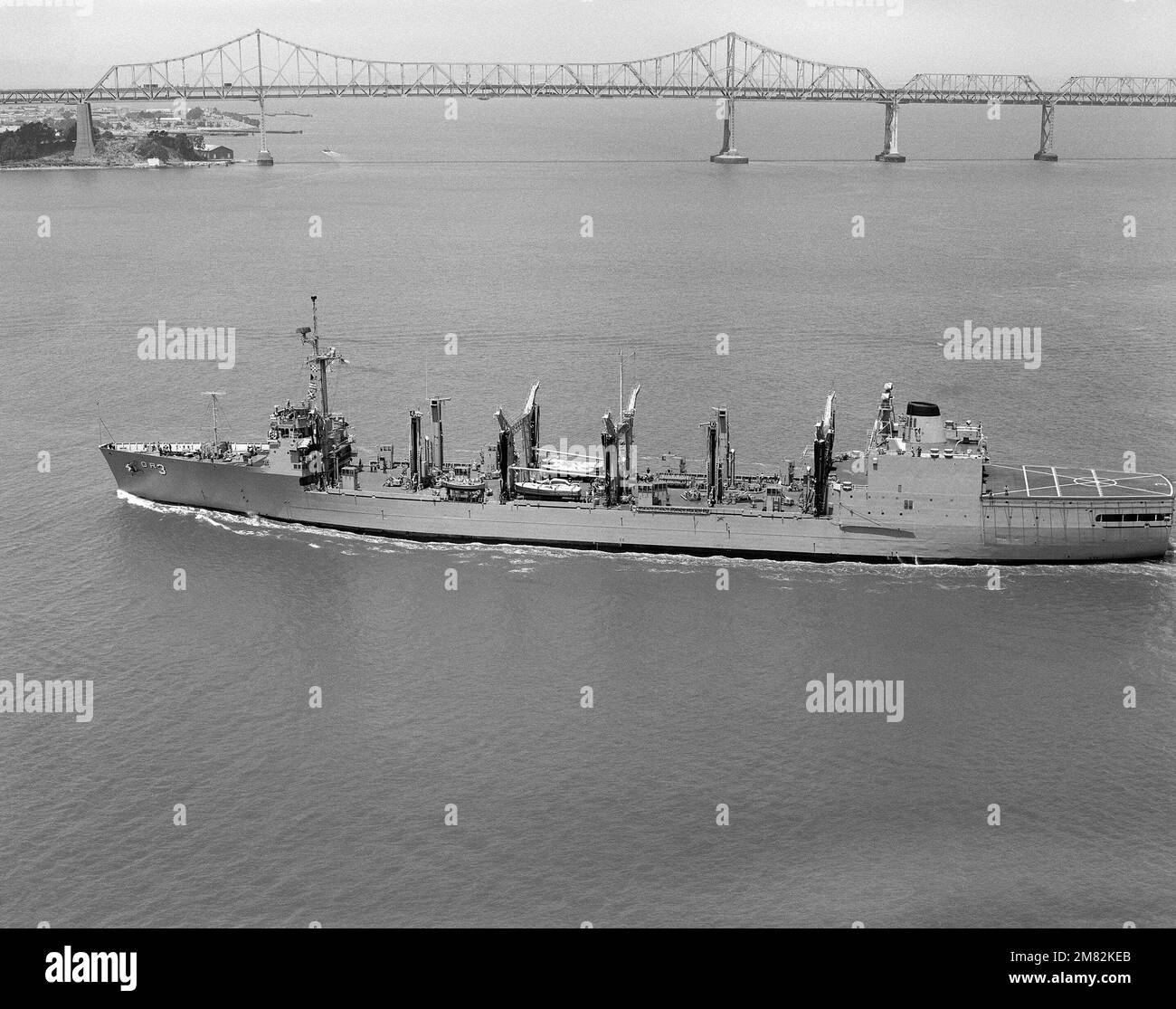 Vue aérienne du barrage du port du lubrificateur USS KANSAS CITY (AOR 3) de la classe Wichita en cours. Pays : inconnu Banque D'Images