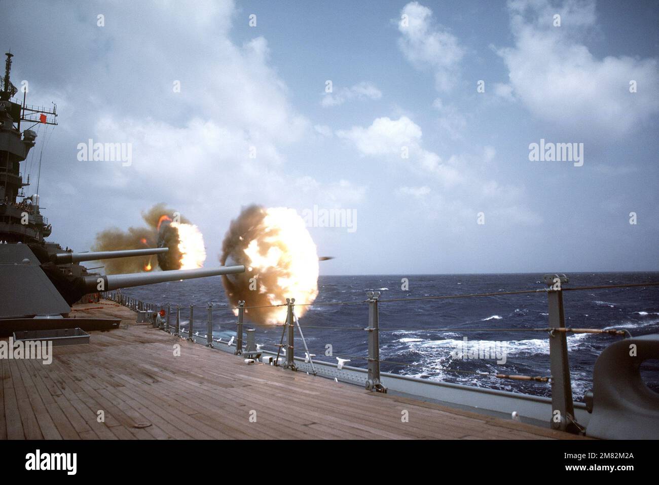 Les canons de calibre 16 pouces/50 à bord du navire de guerre USS IOWA (BB-61) sont tirés au port lors d'une démonstration de puissance de feu. L'IOWA fait partie du Groupe de travail du commandant 28,1.1. Pays: Mer des Caraïbes Banque D'Images