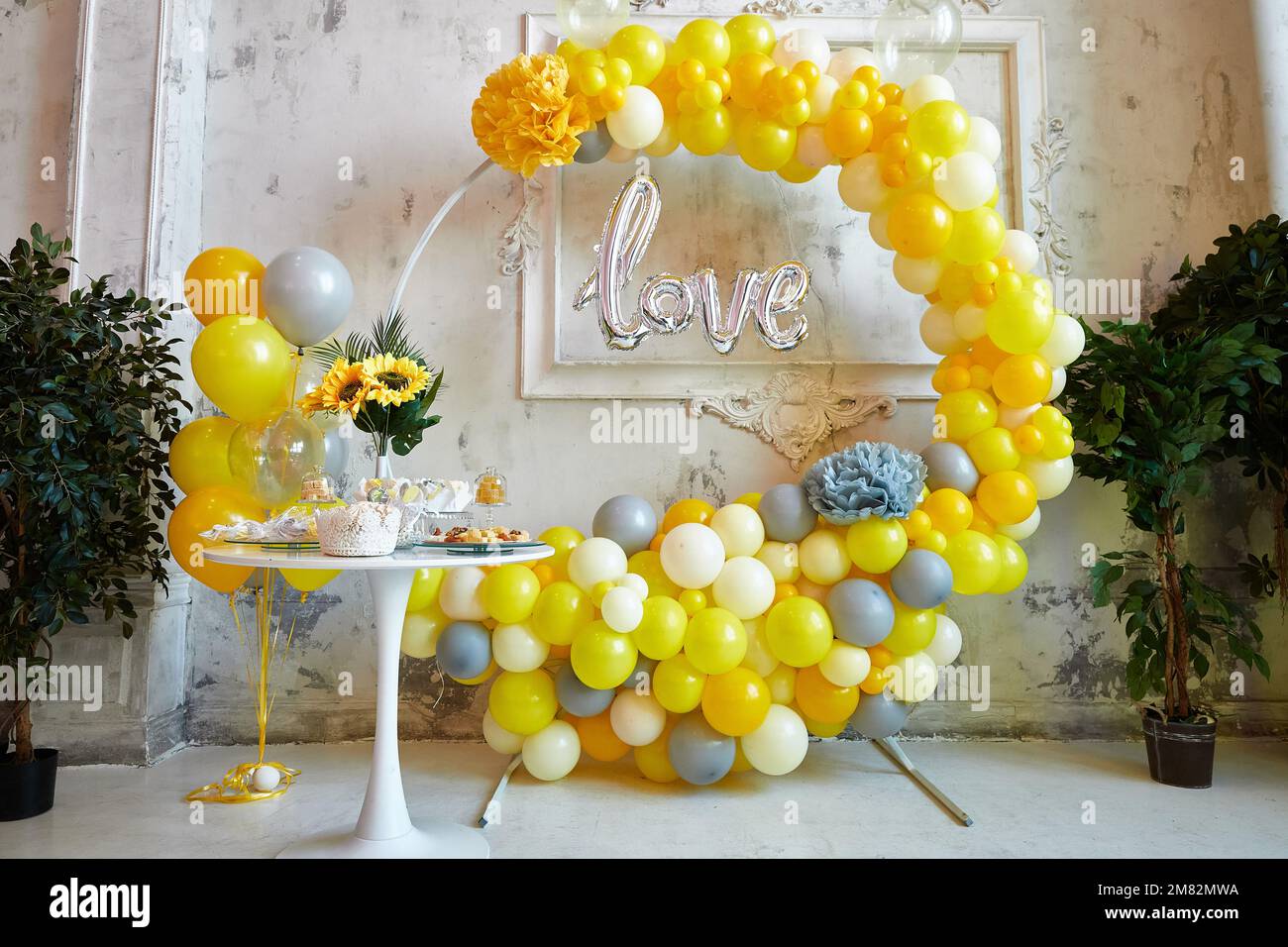 Photozone à partir de ballons jaunes et gris. Fêtes d'anniversaire, mariage, engagement, douche de bébé. Fête décorée de ballons Banque D'Images