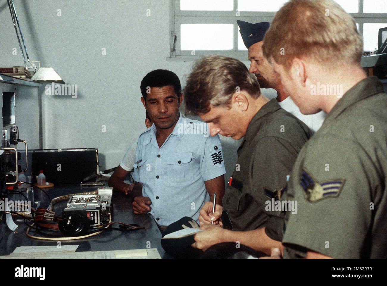 Les membres de l'escadron de transport aérien tactique 50th font le tour d'un magasin d'avionique de la Force aérienne brésilienne pendant la tournée conjointe des États-Unis / Exercice brésilien SACI '84. Sujet opération/série: SACI '84 base: Rio de Janeiro pays: Brésil (BRA) Banque D'Images