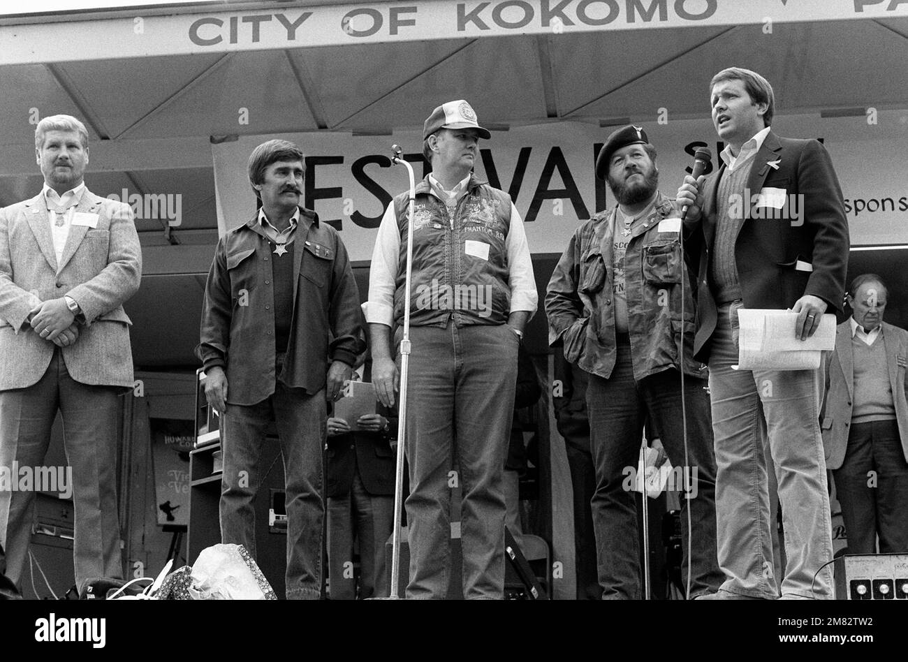 Le maire de Kokomo, à droite, présente quatre lauréats de la Médaille d'honneur à la foule lors d'un festival de ville. Il s'agit, de gauche à droite, de Sammy L. Davis, Robert E. O'Malley, Allen J. Lynch et Gary G. Wetzel. Tous les quatre ont gagné leurs médailles d'honneur en servant au Vietnam; Davis, Lynch et Wetzel comme soldats et O'Malley comme Marine. Base: Kokomo État: Indiana (IN) pays: États-Unis d'Amérique (USA) Banque D'Images