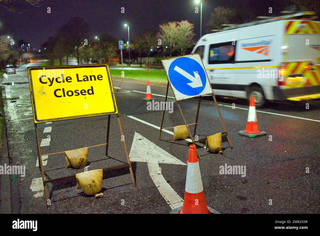 Roadworks A82 Great WESTERN Road cycle Lane fermé devant le panneau Banque D'Images Roadworks A82 Great WESTERN Road cycle Lane fermé devant le panneau Banque D'Images
