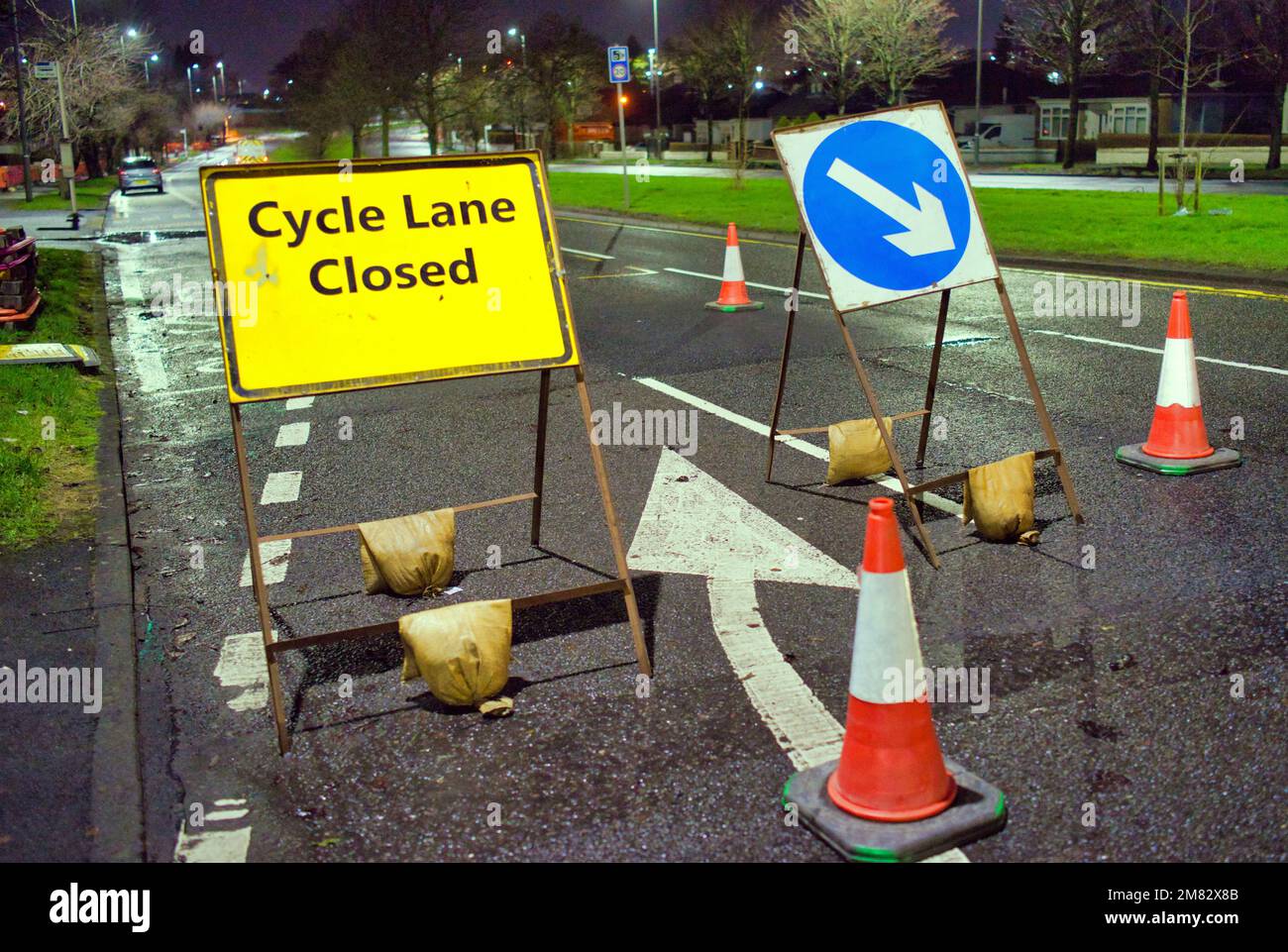 Roadworks A82 Great WESTERN Road cycle Lane fermé devant le panneau Banque D'Images Roadworks A82 Great WESTERN Road cycle Lane fermé devant le panneau Banque D'Images