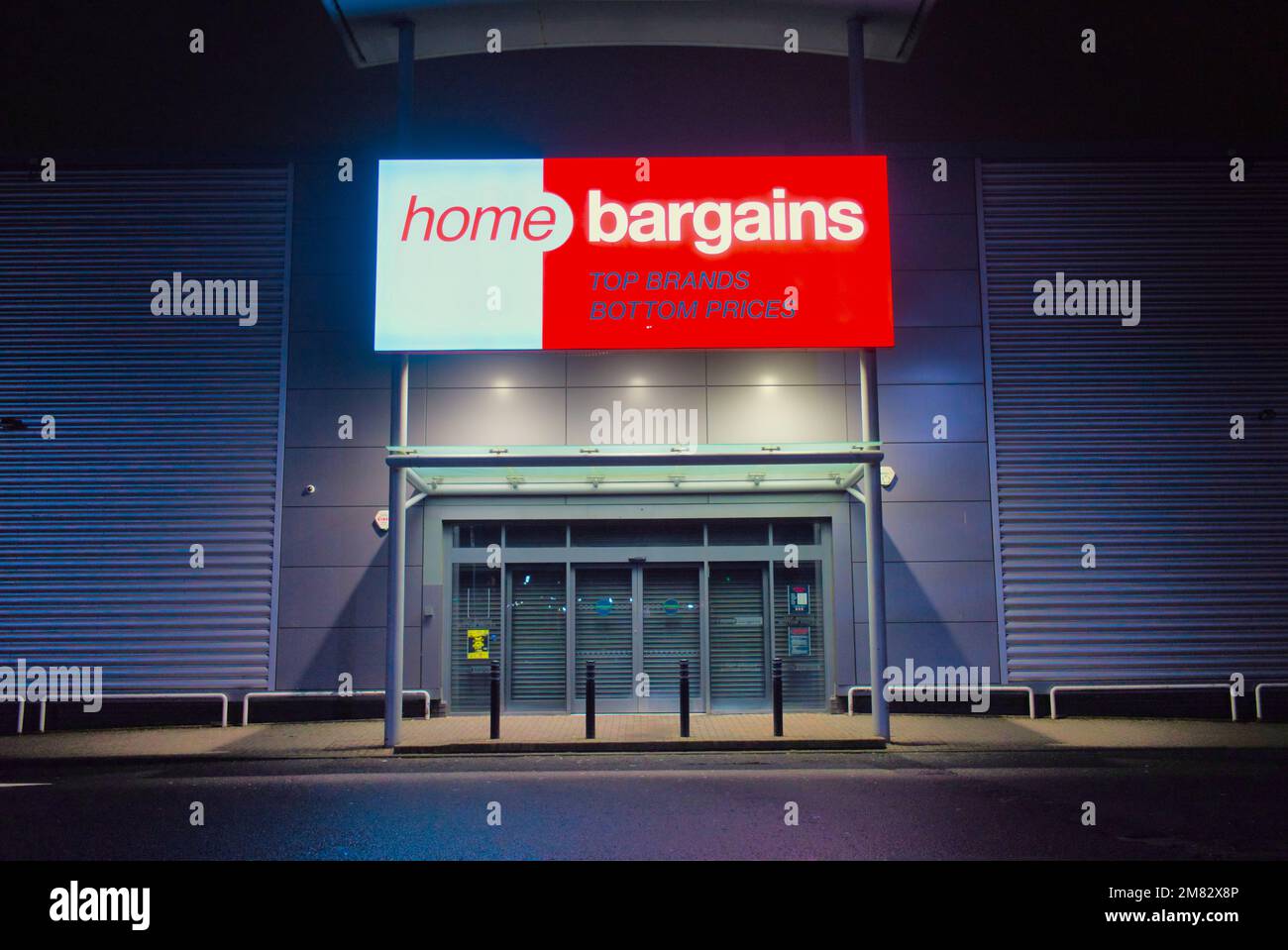 Le panneau du magasin Home Bargain se trouve au-dessus de l'entrée principale la nuit sans personne Clyde Retail Park, Livingston Street, Clydebank Banque D'Images