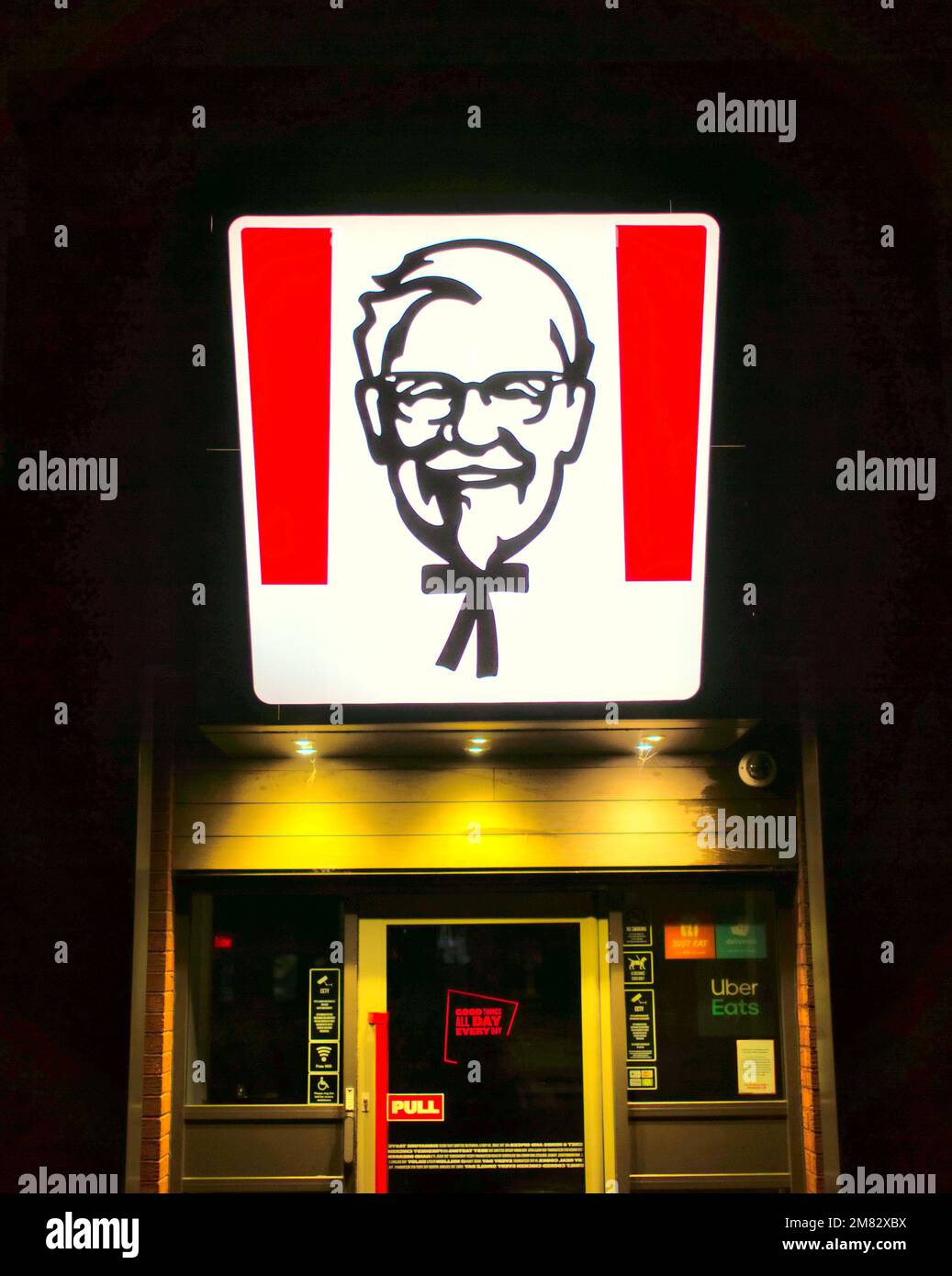 Entrée de la porte avant KFC Kentucky poulet frit le logo du colonel le colonel Saunders Banque D'Images
