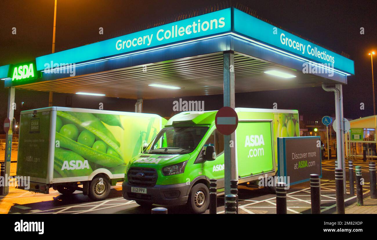 Asda supermarché livraison à domicile véhicules de collecte d'épicerie garés Banque D'Images