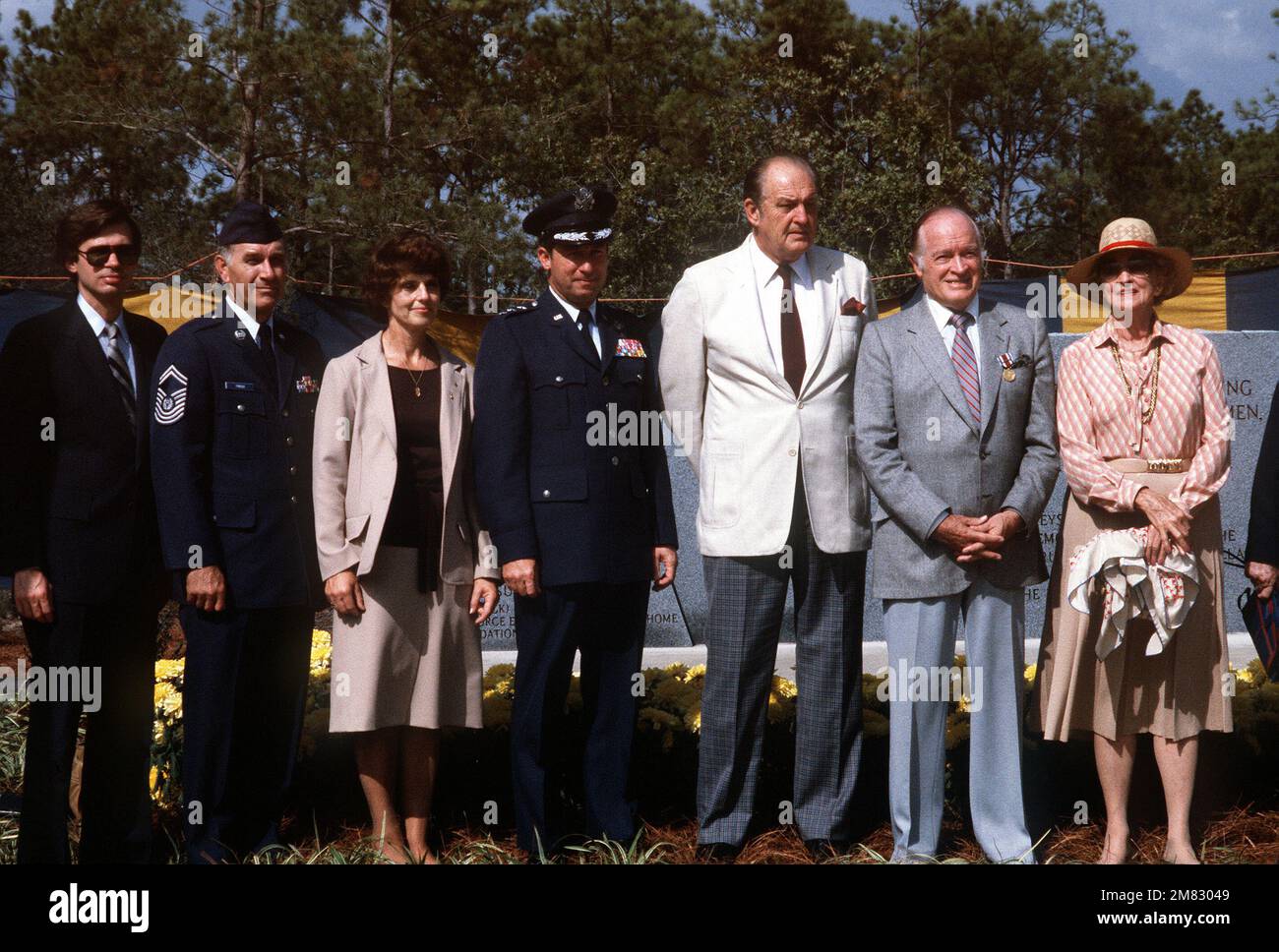 Des invités distingués assistent à la cérémonie de dédicace du village Bob Hope. (G-D) l'honorable Tidal McCoy, Asst. Secrétaire de la Force aérienne; SERGENT-CHEF DE LA Force aérienne Sam E. Parish; Lgén Duane Cassidy, Bob Hope et son épouse Dolores. Base: Eglin Air Force base État: Floride (FL) pays: Etats-Unis d'Amérique (USA) Banque D'Images